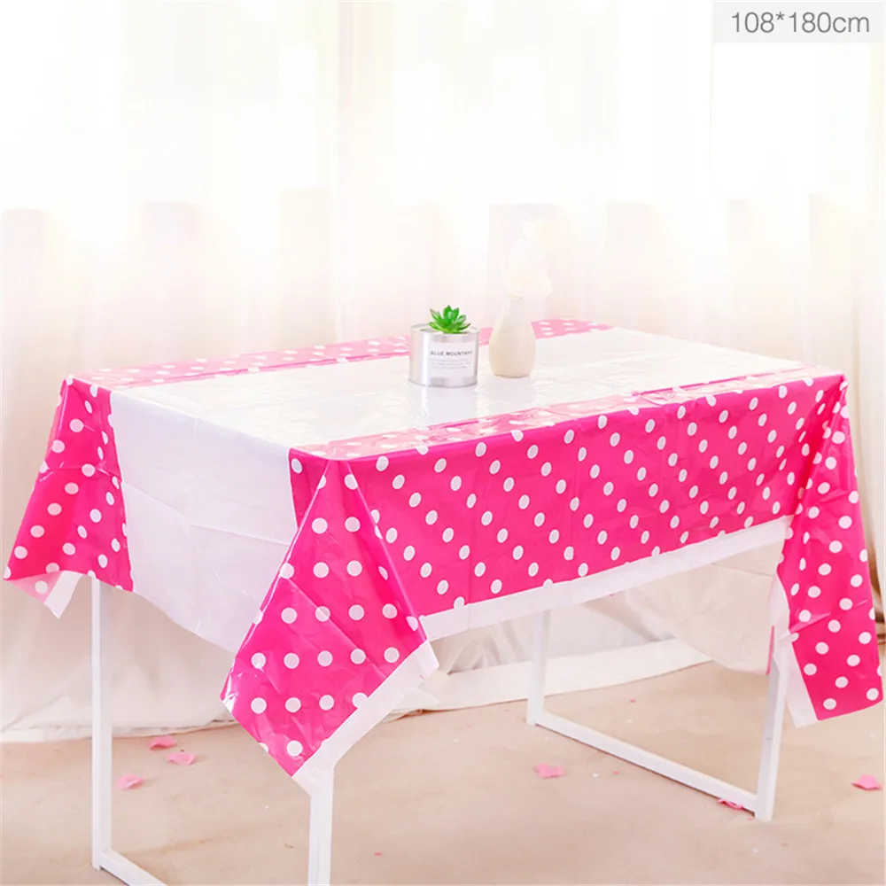 Аккуратная цветная скатерть в горошек одноразовая пластиковая вечерние