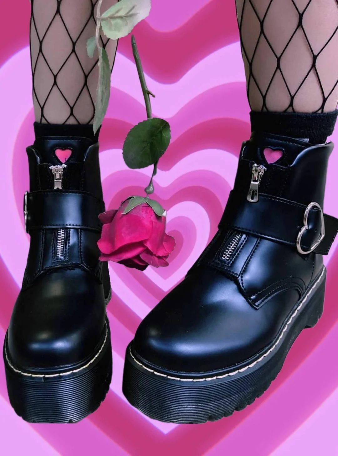 

Ботильоны женские на платформе, кожаные готические ботинки на массивном каблуке, с пряжкой-сердечком, обувь на осень-зиму