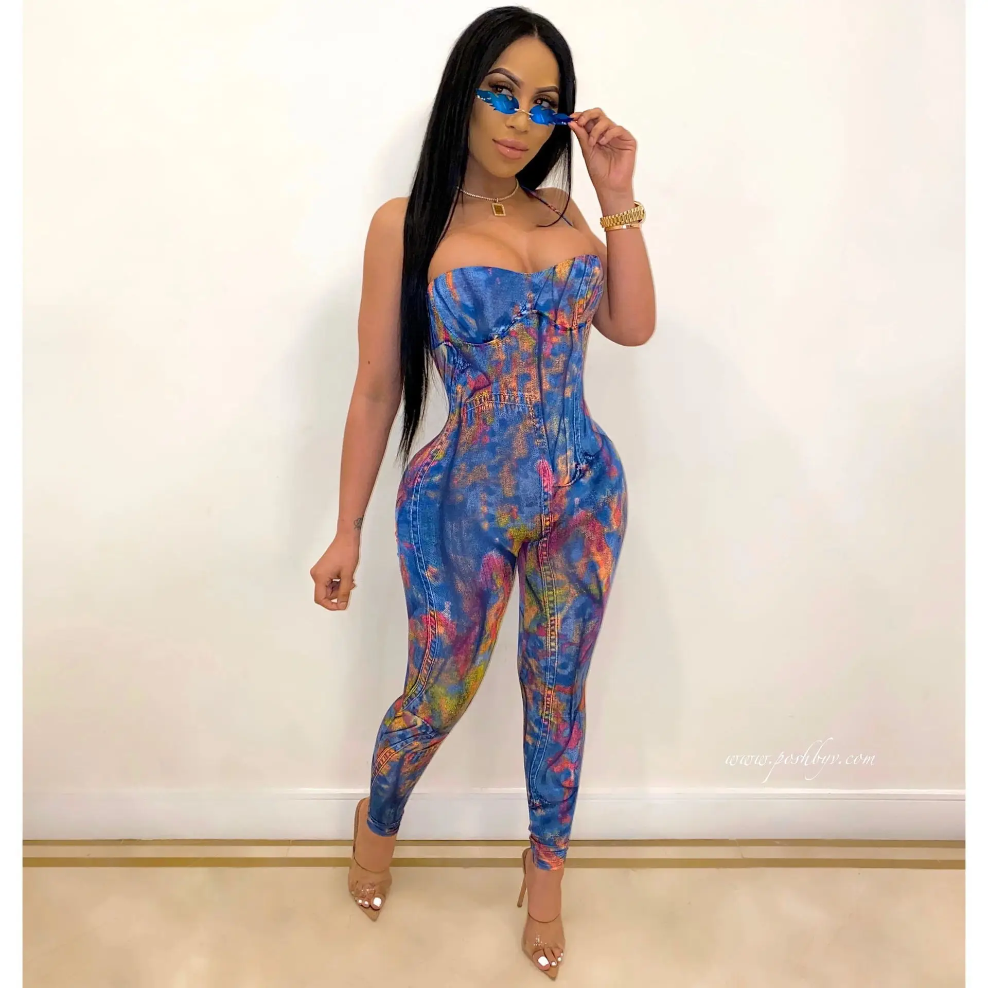 

Комбинезон женский джинсовый, без бретелек, с принтом, с открытыми плечами