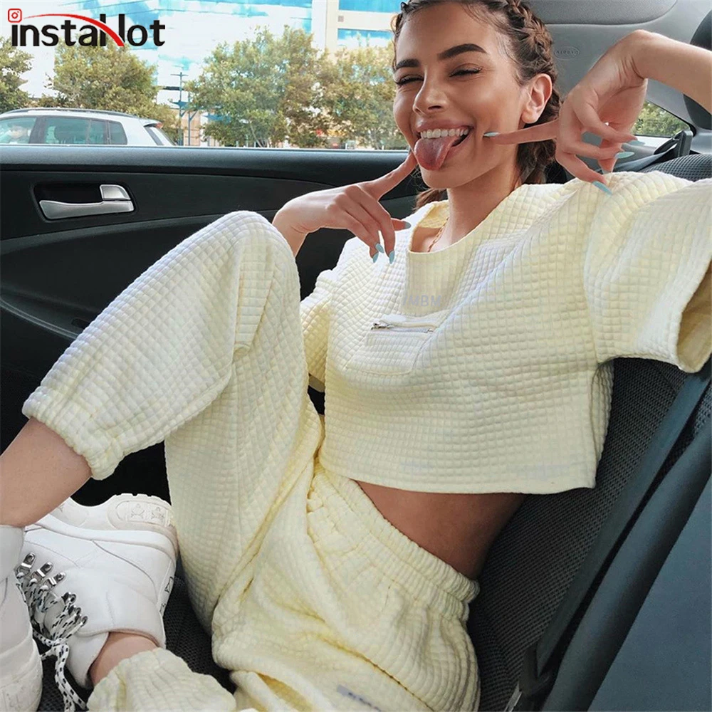 Женский укороченный топ InstaHot белая хлопковая футболка в клетку с коротким