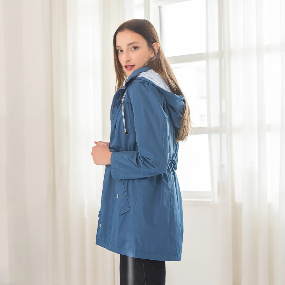 

Women's Windbreaker Jacket With Hooded Collar And Waistband Pockets With Buttons And Pockets In Water-Repellent Fabric