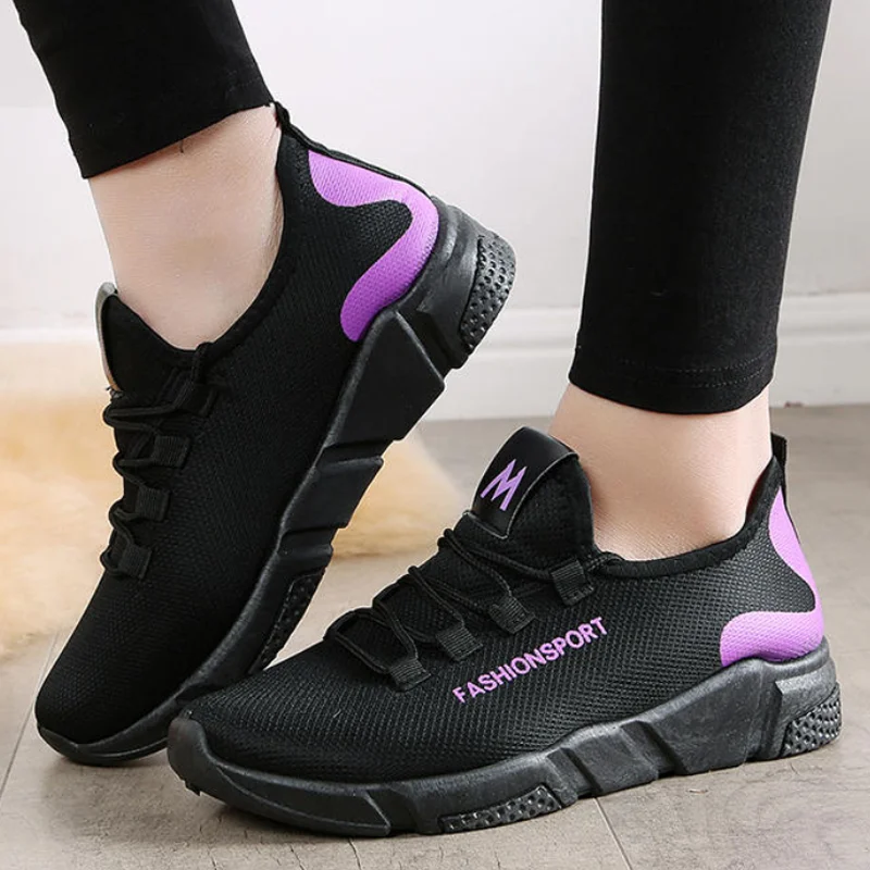 Женские кроссовки на шнурках черные толстой плоской подошве танкетке для