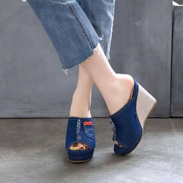 

Женские сандалии на танкетке, летние босоножки из денима, сандалового цвета, на платформе, модные туфли