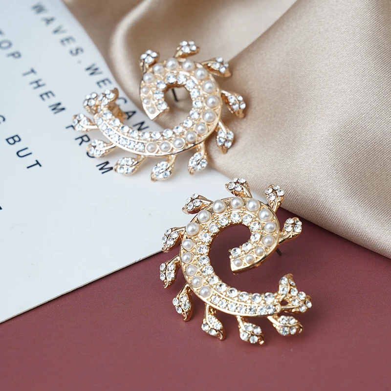 

Flower Stud Earrings Exquisite Rhinestone Pearl Ear Cuff Earrings Chic Women Girls Metal Statement Earcuff Pendientes