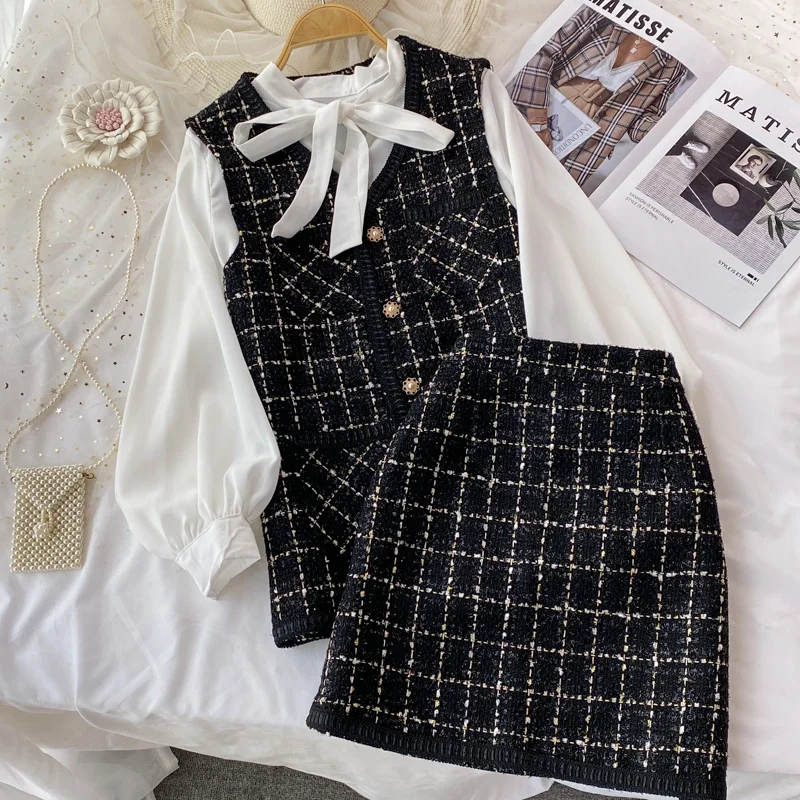 

Легкое твидовое пальто-жилет с V-образным вырезом, костюм-тройка с юбкой, рубашка с бантом и клетчатая юбка с высокой талией