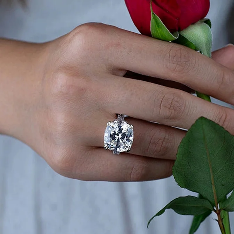 Женское кольцо на палец с фианитом и кристаллами