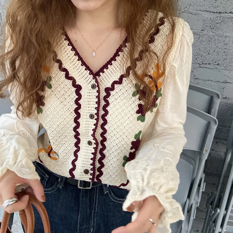 

Korean Fashion Sweet Women's Long Sleeve Lace Stitching Bottoming Shirts 2021 New V-neck Embroidered Buttons Tops Mujer Female