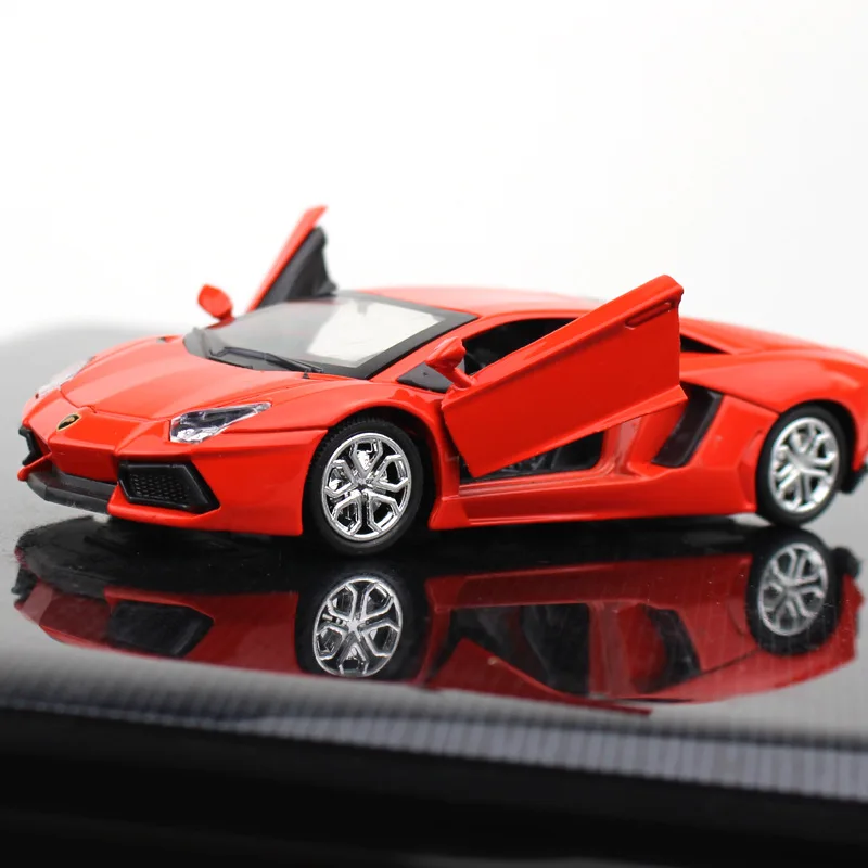 Модель спортивного автомобиля из сплава модель с натяжным маятником спортивный