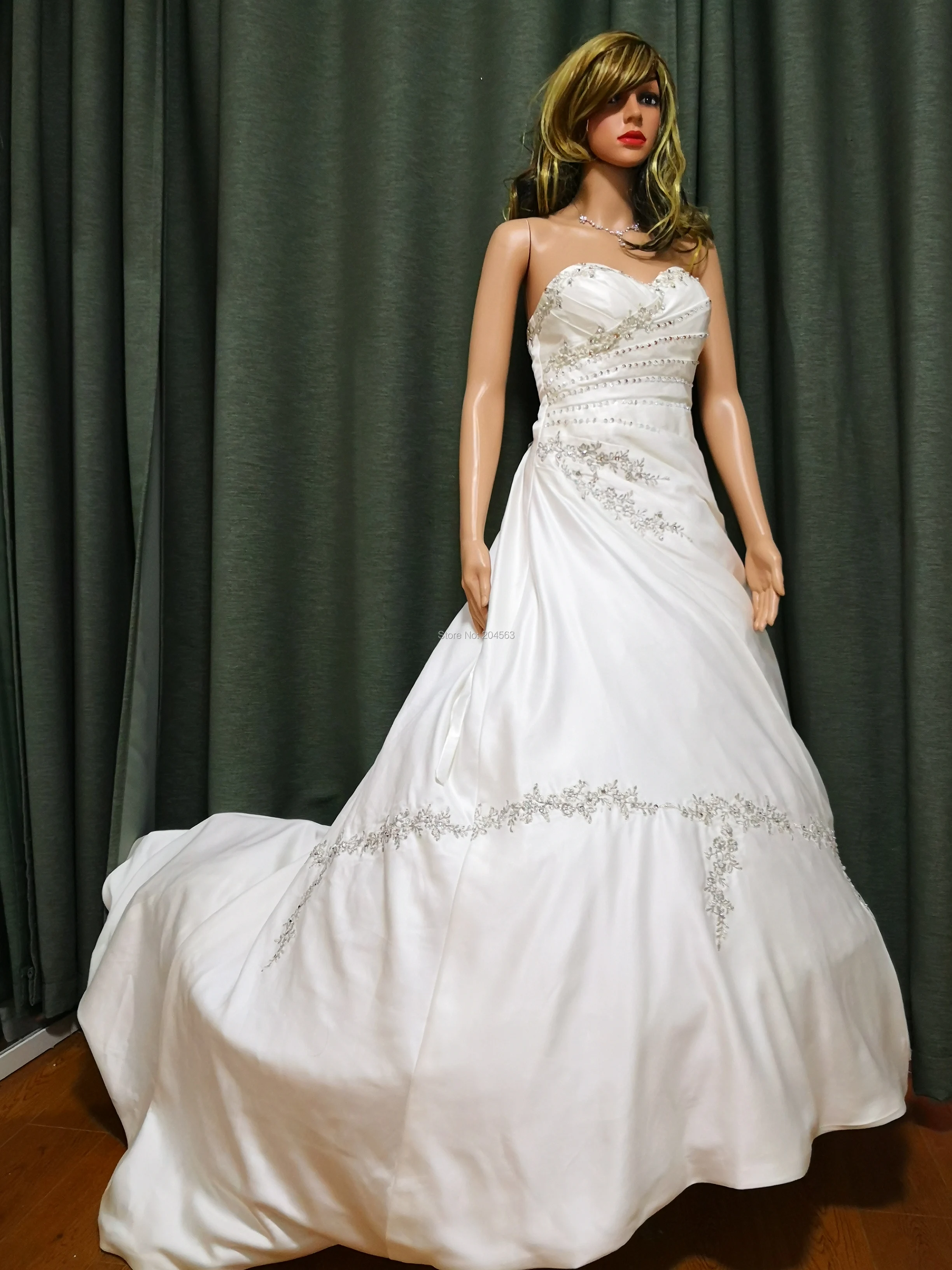 В наличии ТРАПЕЦИЕВИДНОЕ атласное свадебное платье с аппликацией потрясающее