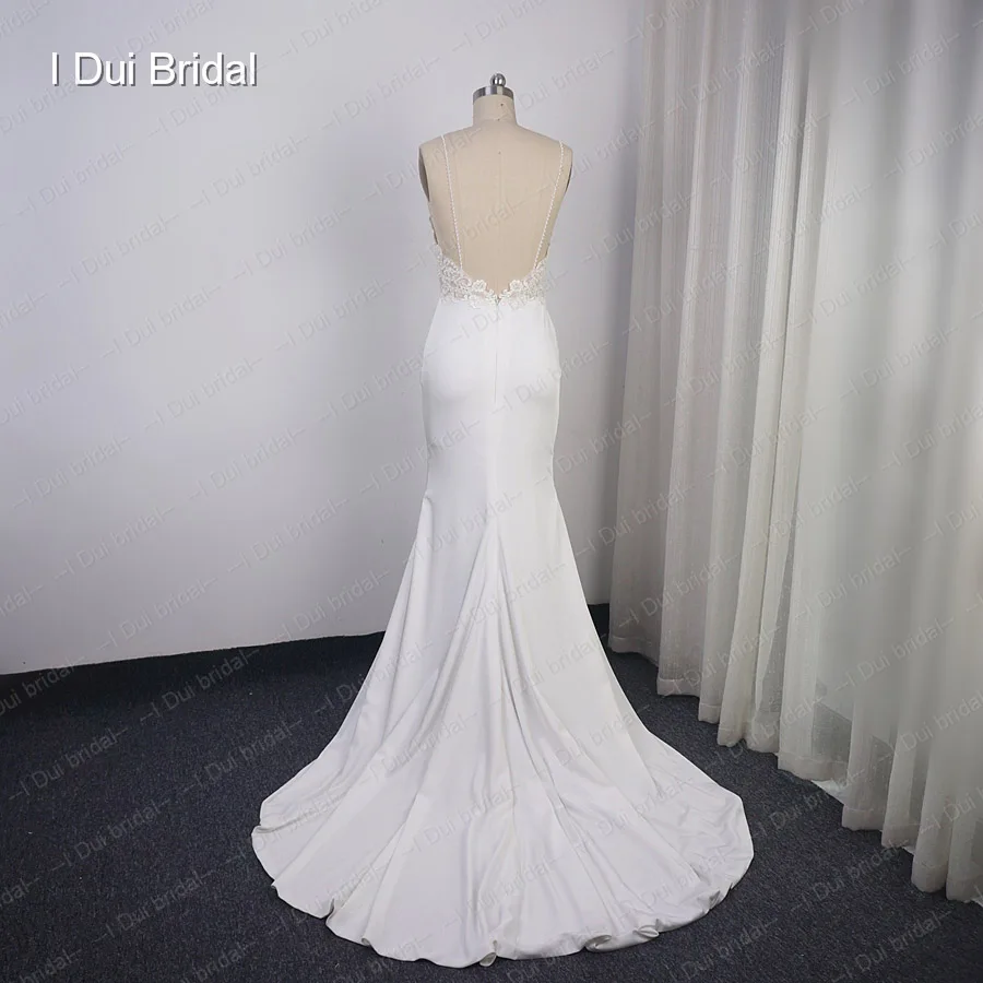 Свадебное платье футляр на тонких бретельках свадебное с кружевной аппликацией