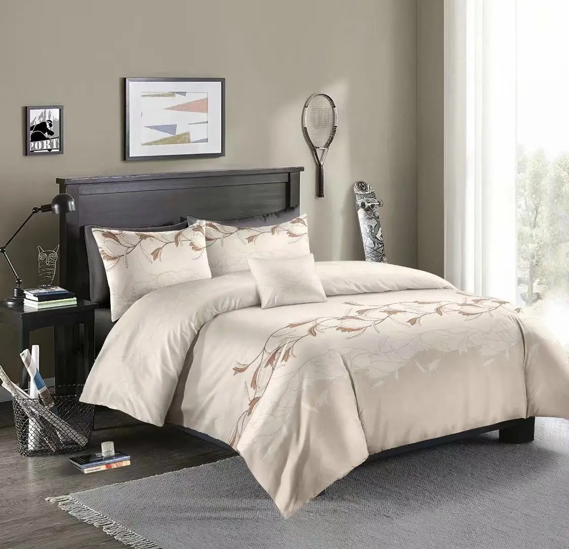 Комплект постельного белья с имитацией вышивки серебристый и золотой роскошный