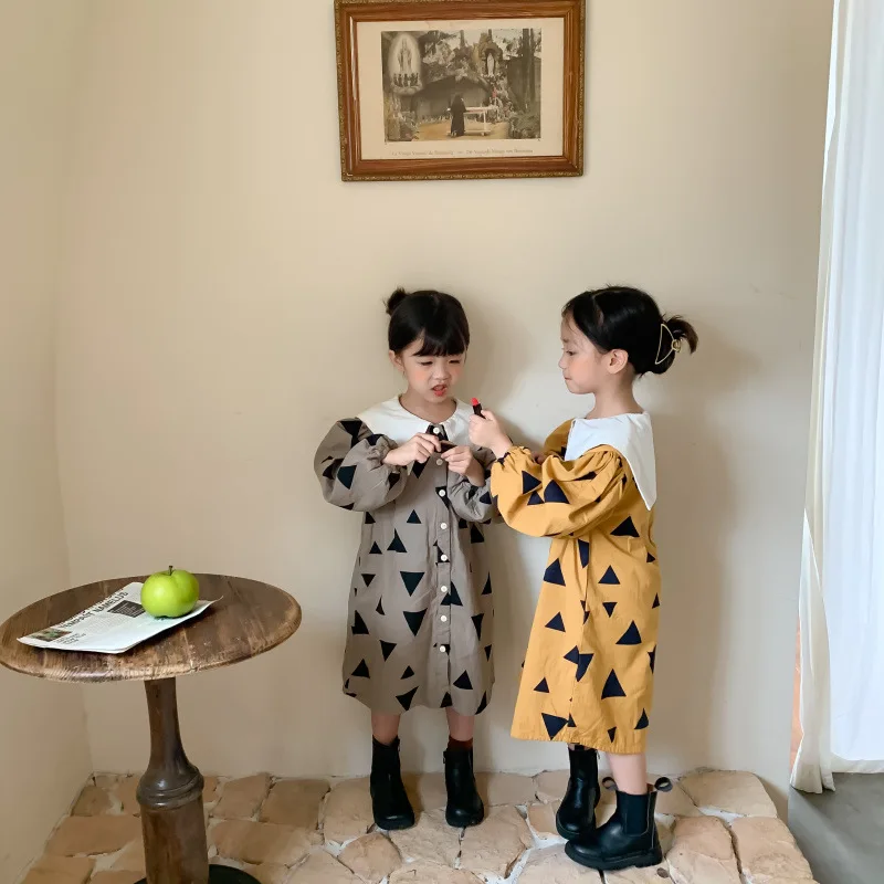 Модное платье с пышными рукавами треугольным принтом и матросским воротником