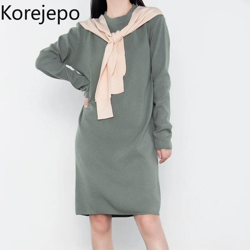 

Женское трикотажное платье-свитер средней длины с круглым вырезом и длинными рукавами