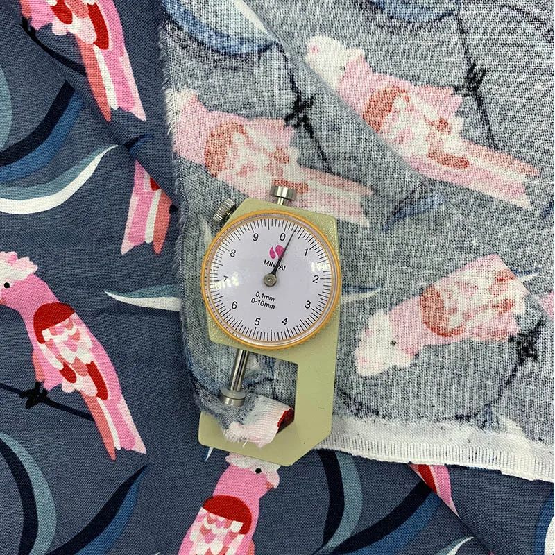 Красивая ткань из 100% хлопка с рисунком розового попугая серой нитью цифровая