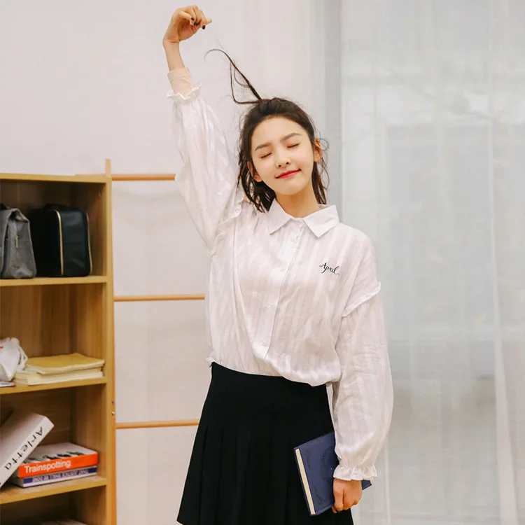 Осенняя маленькая свежая женская блузка однотонная с вышивкой и надписью