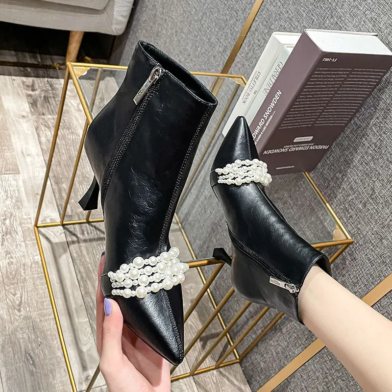 

In the fall and winter of 2021 the new black point short tube Martin boots fine woman with side zipper boots, pearl and women