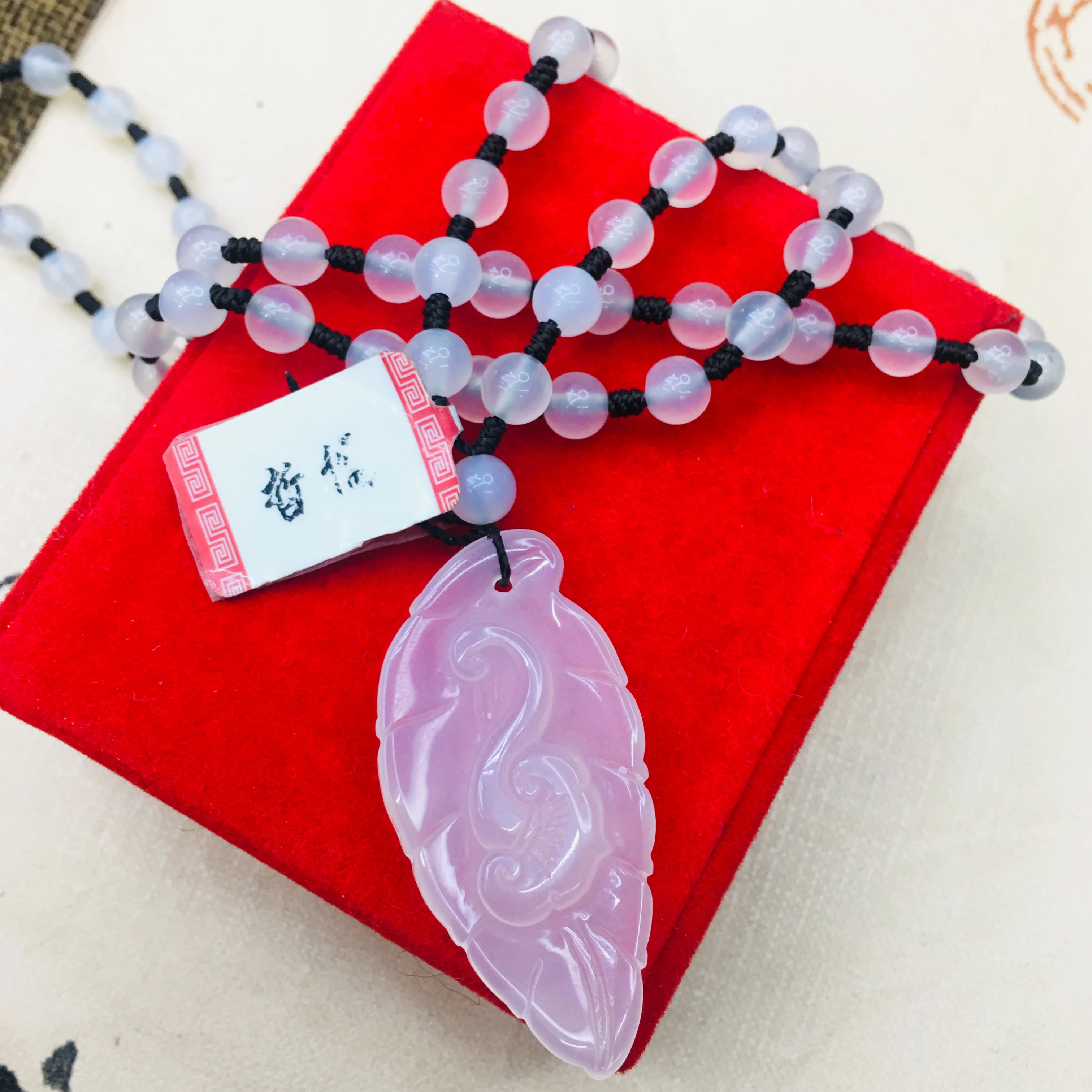 Кулон из натурального бразильского нефрита с вырезанными белыми листьями и