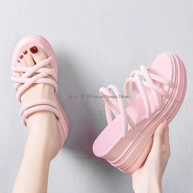 

Женские шлепанцы на танкетке, сандалии на толстой подошве, небольшие размеры, лето 2021