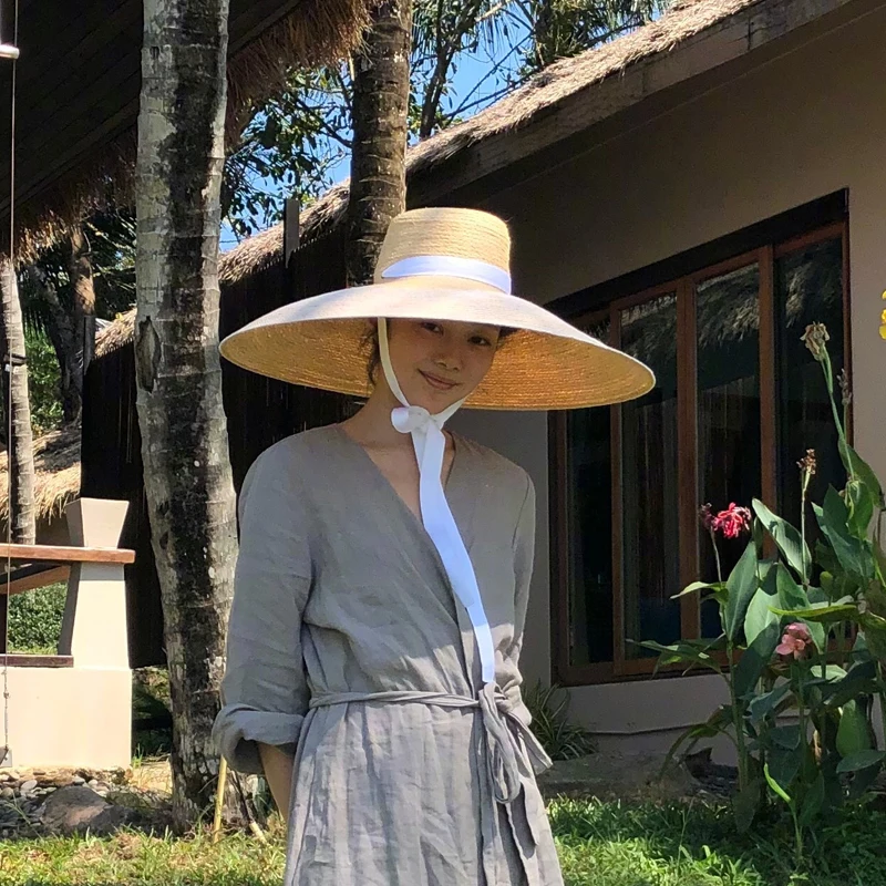High Quality Customed Catwalk New Style Flat Top Wide Brim Hand-woven Straw Raffia Sun Hats Black White Ribbon Women Beach Cap