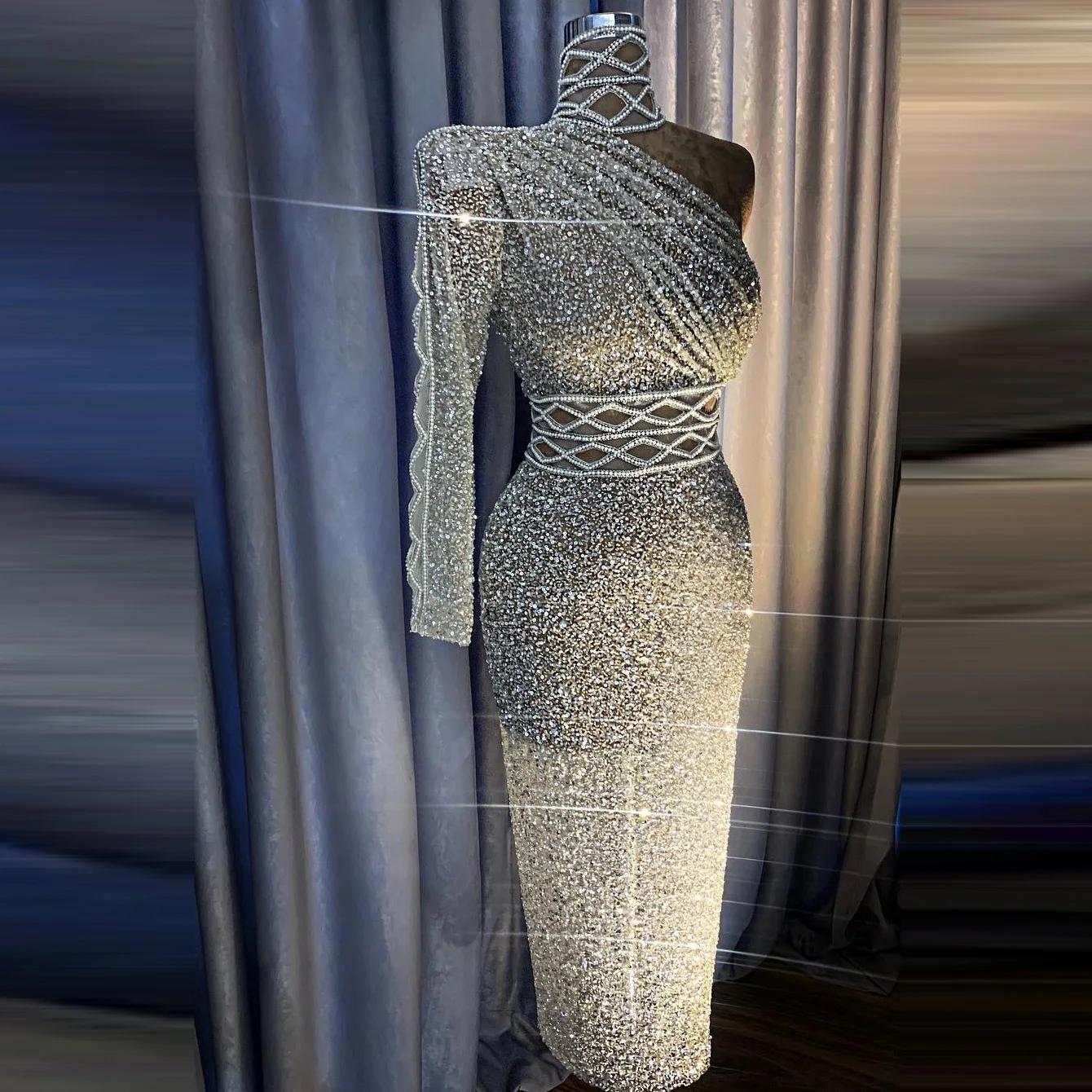 Блестящие Серебристые платья с блестками для выпускного вечера одним открытым