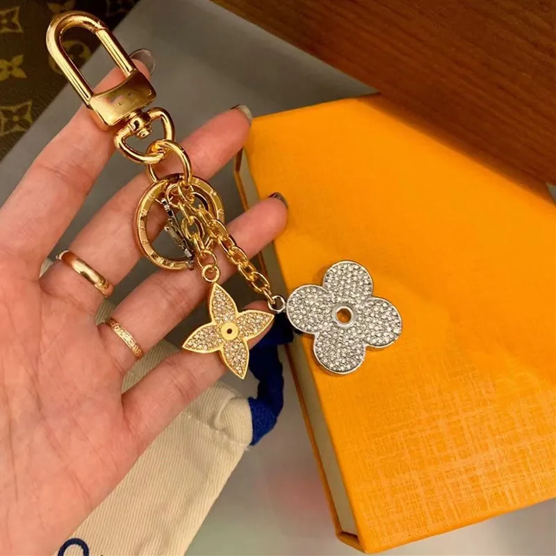 

Brand Clover Chain Bag Charm Four Leaf Clover Bag Ornament Pendant Old Flower Keychains Luxury Keyring Woman Accessory Top Gift