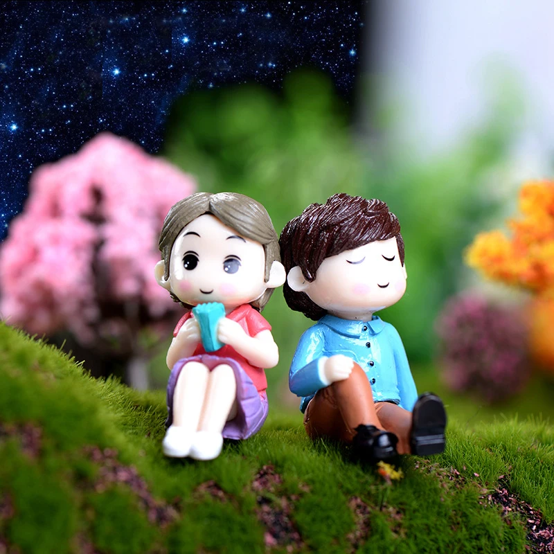 

1 Couple Sweet Figurines Miniatures Fairy Garden Lovers Couple Gnome Moss Terrariums Resin Crafts Home Decoration