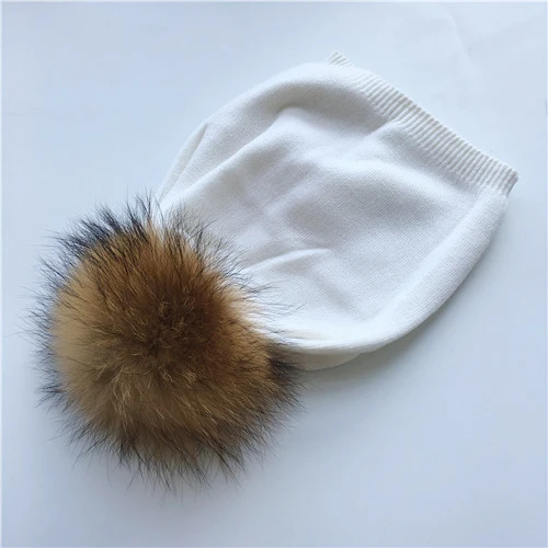 White natural fur Вязаная шапка из натурального меха енота с помпонами, женские шапки бини, кашемировая зимняя шапка, Женская хлопковая шапка Skullies, шерстяная шапка - Цвет: White natural fur
