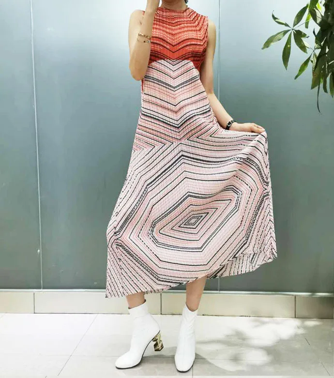 

Pleated Digital Print Long Dress Sleeveless Hem Split Pleated Dress