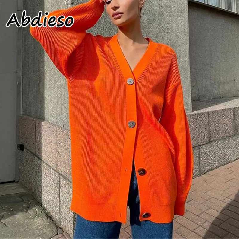 Женский трикотажный кардиган на пуговицах с V-образным вырезом |