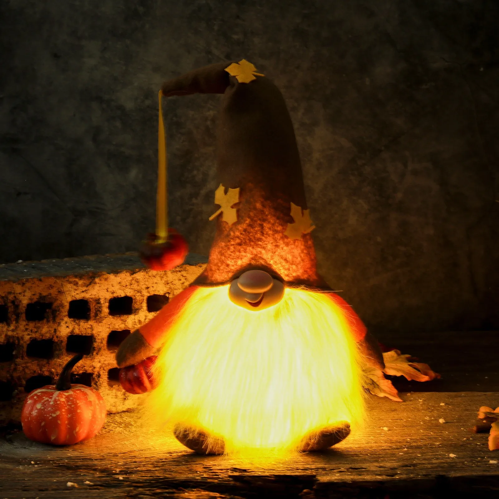Фото Праздничная подсветка Гнома На День благодарения беслицевая кукла осень сезон