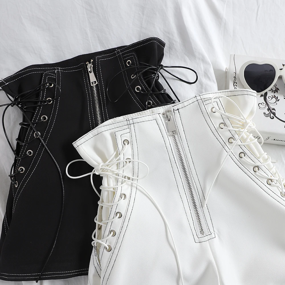 Женские кожаные шорты MUMUZI черно белые на шнуровке повседневные с высокой талией