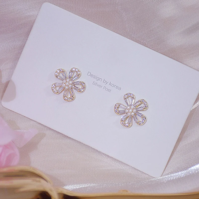 

Ins Hot Sale Hollow Flower Petal Earrings for Women Exquisite Crystal Zirconia Stud Earring Wedding Jewelry Pendant for Bridal