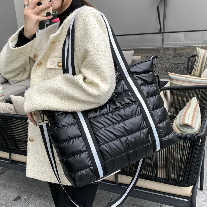 

High-quality Women's Cotton-padded Clothes Bag for Fall/winter 2021 New One-shoulder Large-capacity Bag Tote Bag Messenger Bag
