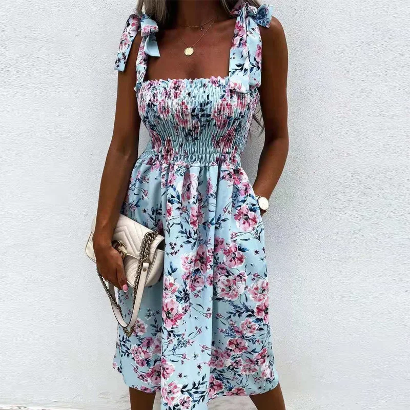 Женское драпированное платье-трапеция с открытыми плечами на бретельках принтом