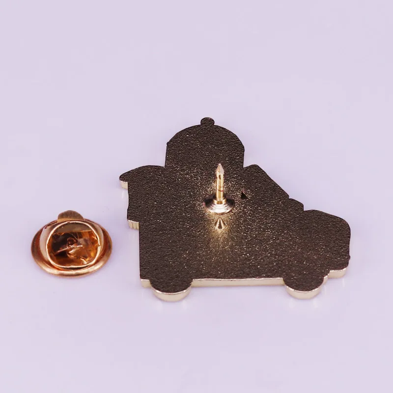 Брошь на колесиках с изображением корзины и совы короля перекрестной станции