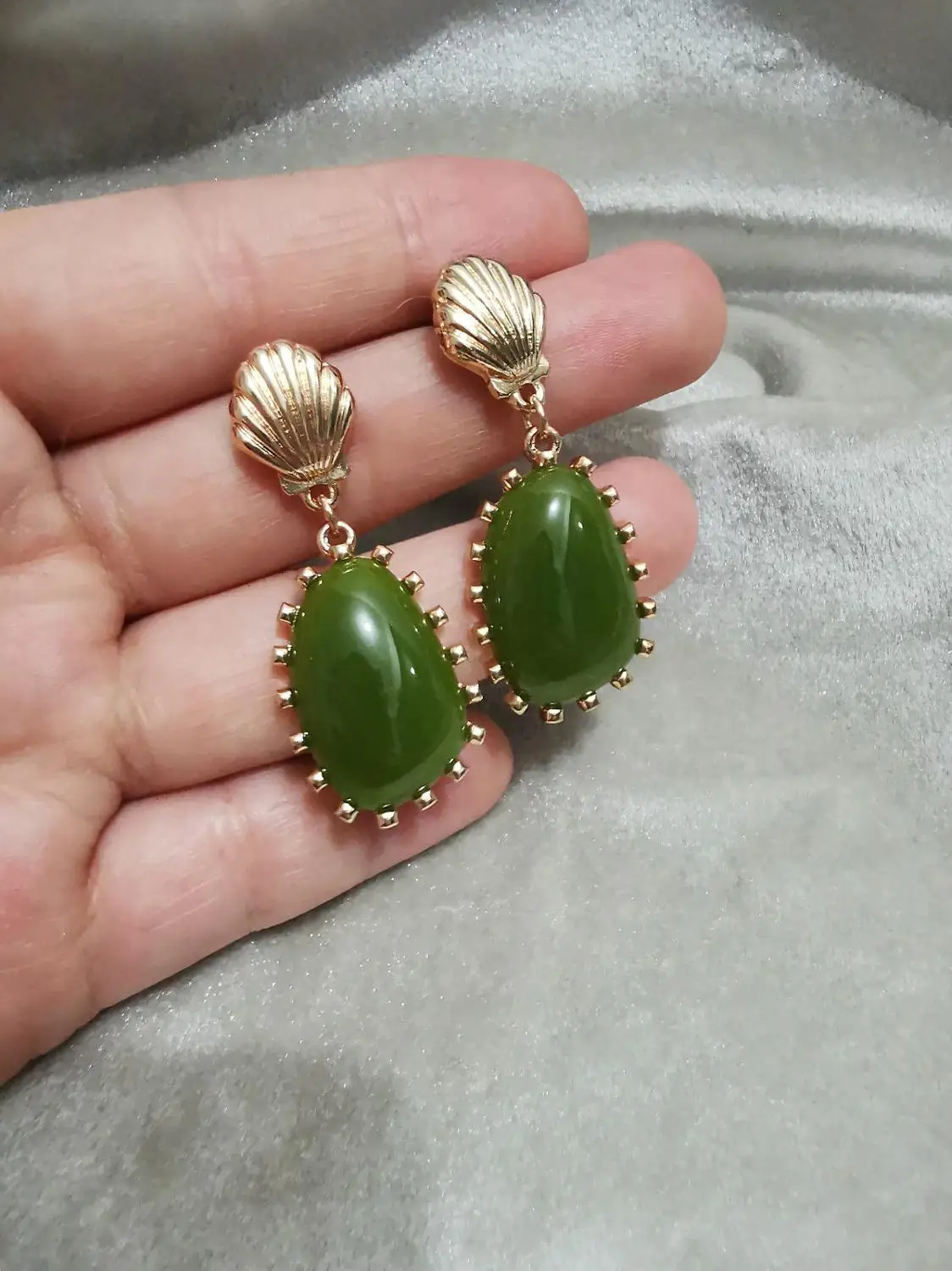 Трендовые серьги-гвоздики в стиле ретро из смолы виде капли воды украшенные