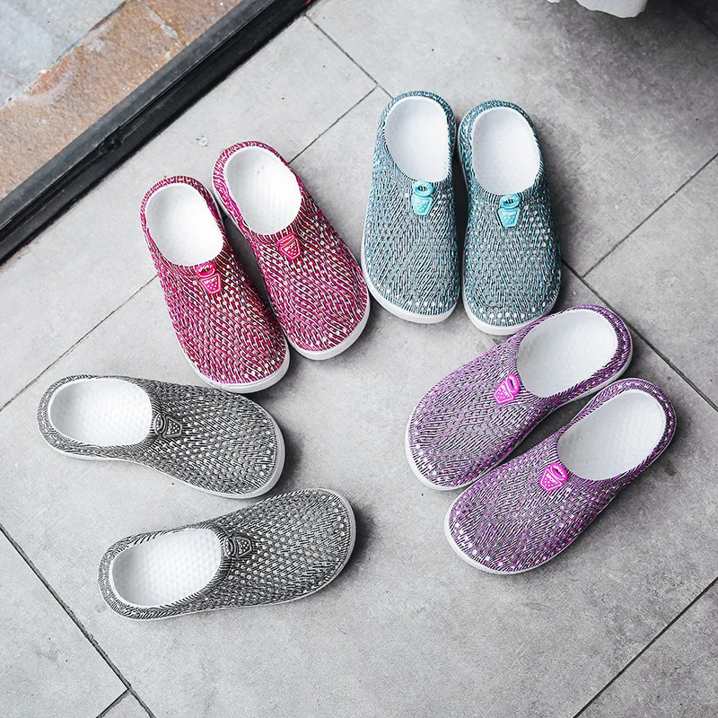 

2020 Women Sandals Crocks Summer Hole Shoes Crok Rubber Clogs Girl EVA Garden Shoes Black Crocse Beach Flat Sandals Slippers