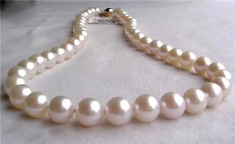 

AAA 9-10mm White Akoya Cultured Pearl Necklace17.5inch
