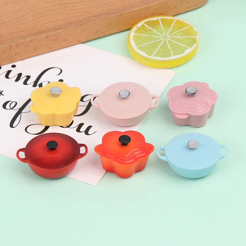 

1Pc 1/6 1/12 Dollhouse Miniature Candy Color Soup Pot Milk Pot Dolls Kitchen Accessories Different Shapes And Colors Randomly