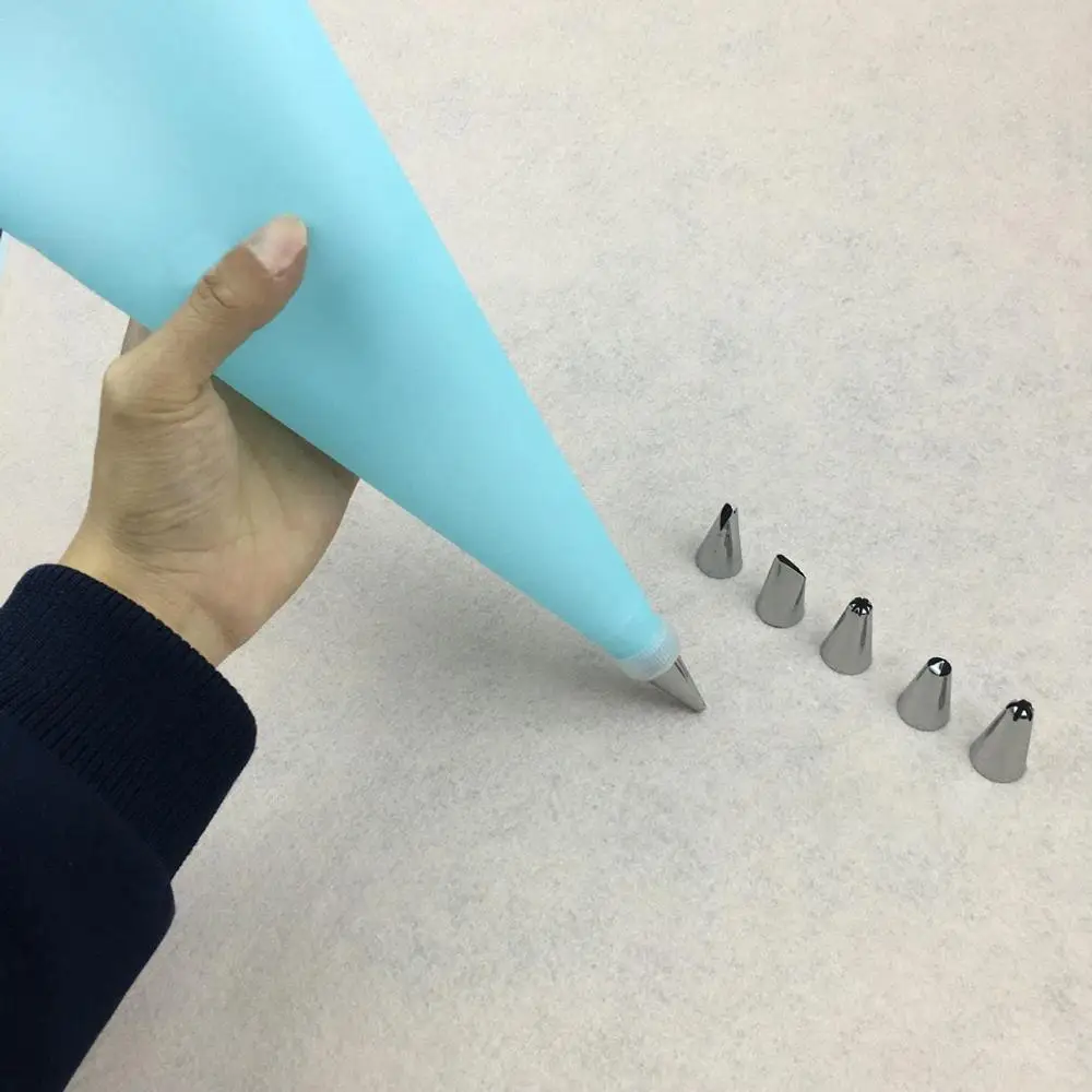 

8PCS/Set Silicone Icing Piping Cream Pastry Bag 6 Stainless Steel Nozzle Set DIY Cake Decorating Tips Set Kitchen Accessorie