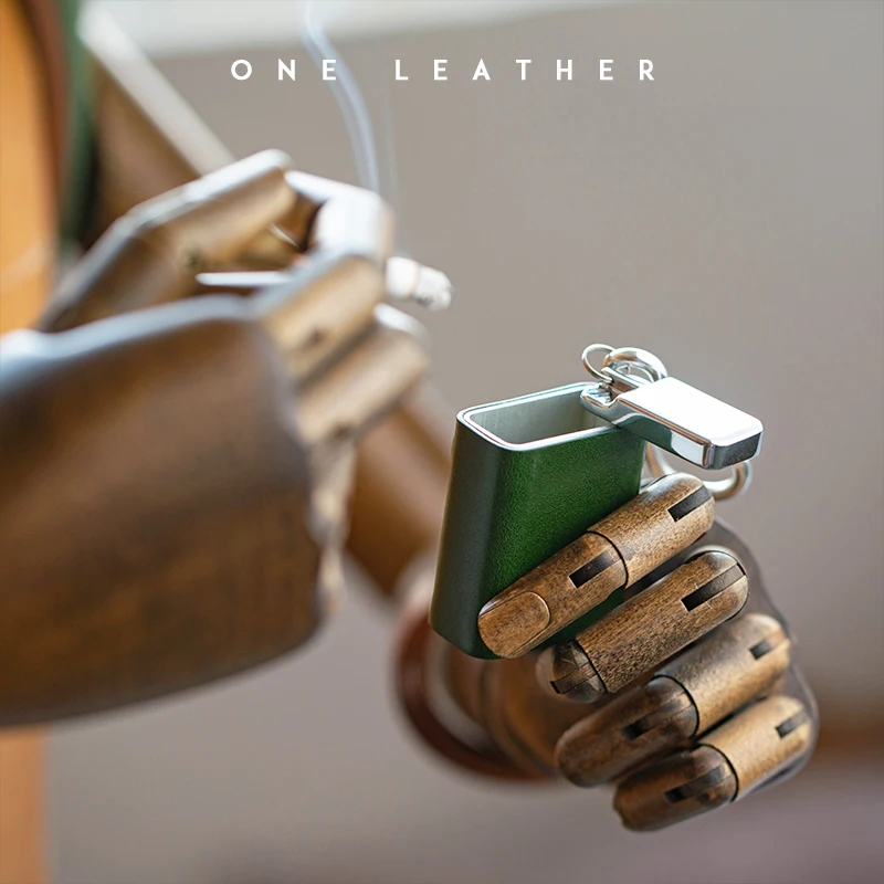 

one leather Genuine Leather Case Portable Ashtray With Carabiner Pocket Ashtrays Mini Cigarette Metal Bottle Storage Package