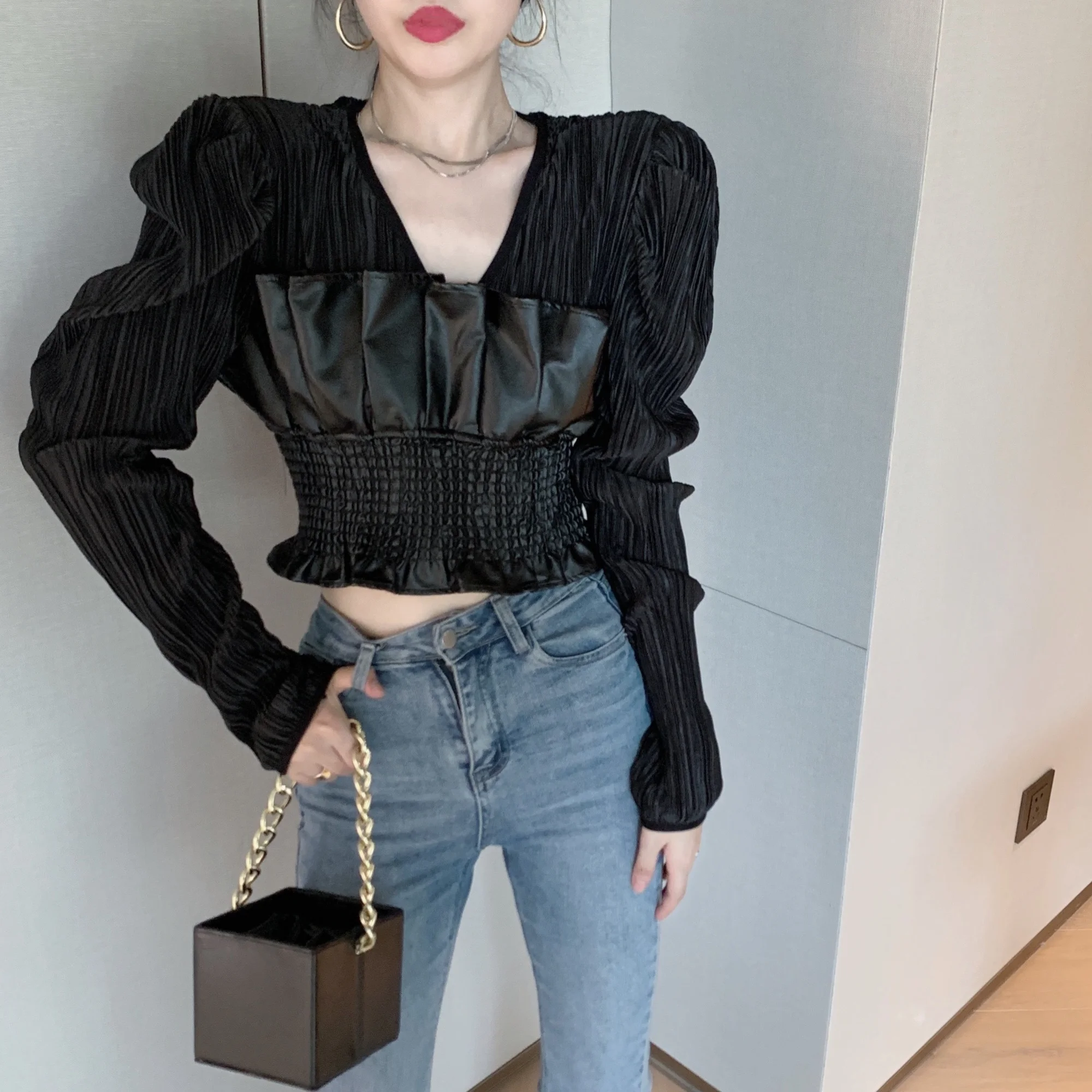 

Pu splicing short shirt women's design sense of niche bubble long sleeve autumn 2021 chic high waist exposed navel top