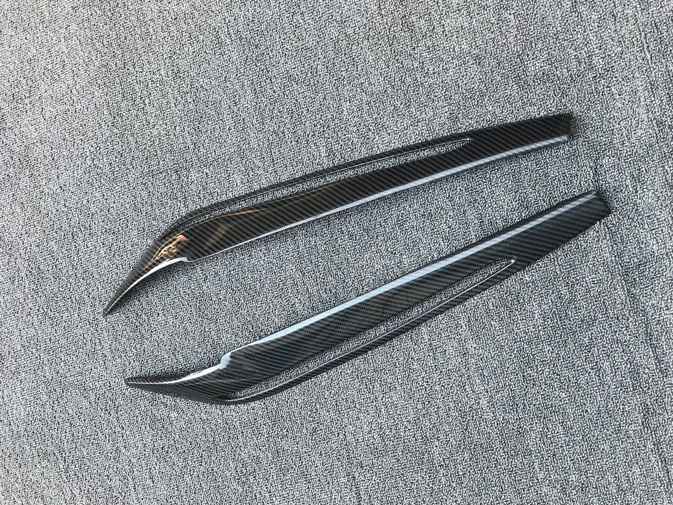 

Carbon fiber lamp eyebrow is suitable for new X5M X6M F15 F16 F85 F86 modified headlight decorative light eyebrow
