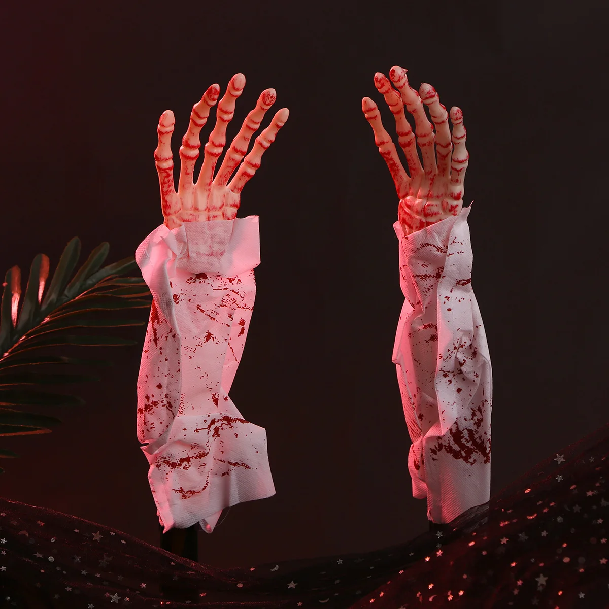 Хэллоуин дом с привидениями страшный поддельный кровавый разбитой рукой Скелет