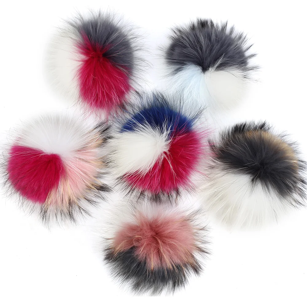 

Шапка с помпоном из меха енота, 15 см, 3 цвета