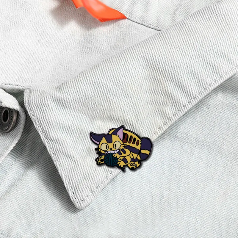 Моя соседка Тоторо Эмалированная брошь с Котобусом и бейджиком из шерсти, смешная играющая кошачья автобусная брошь Миядзаки Гибли Аниме мем аксессуаров.