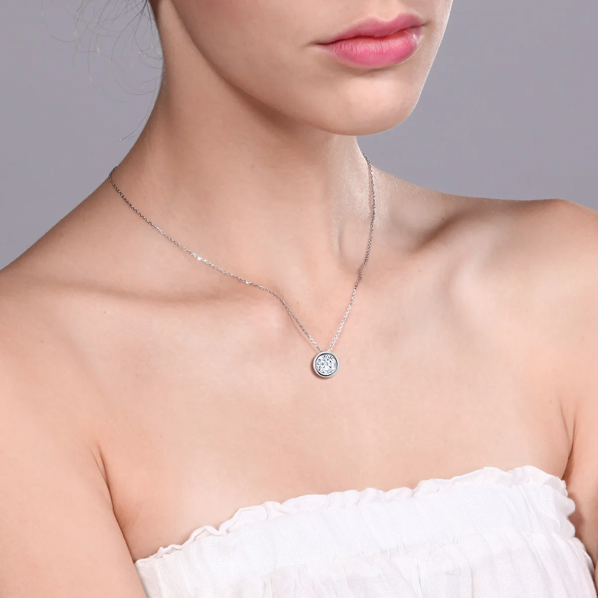 Charles& Colvard Forever Classic 0,80 cttw DEW Moissanite 925 пробы серебряный кулон