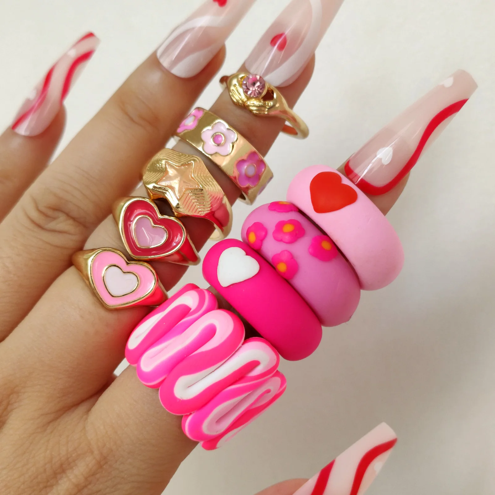 

Женское кольцо из розовой глины, в полоску