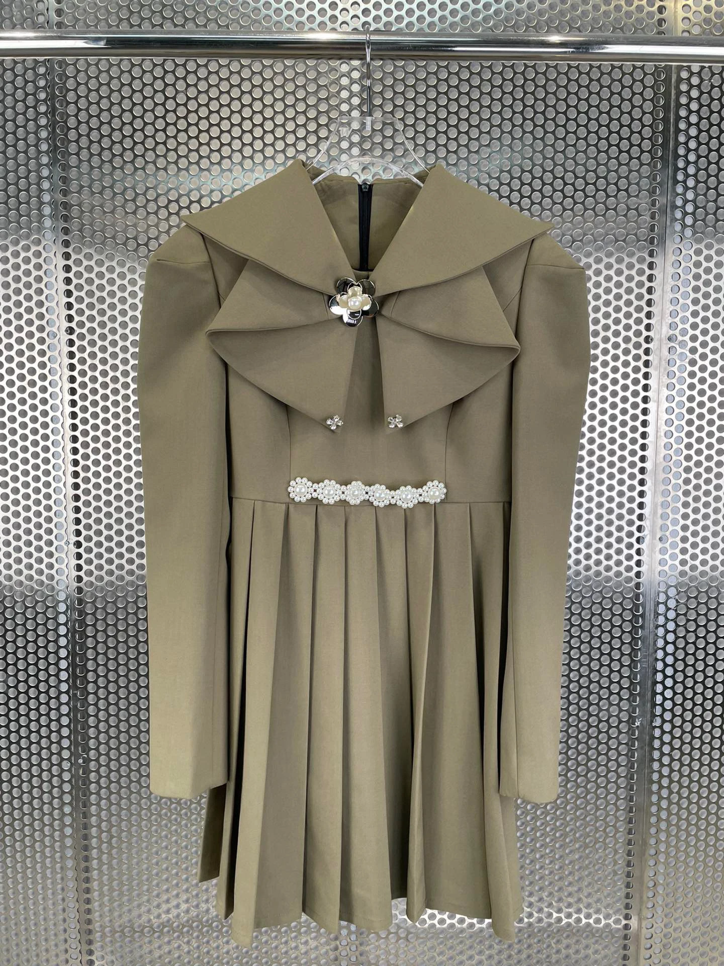 

2021 однотонное модное классическое модное Брендовое Роскошное дизайнерское повседневное женское плиссированное платье с жемчужными оборк...