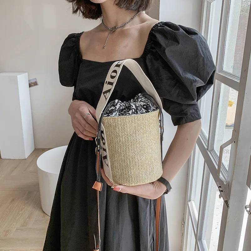 

2021 New Summer Temperament Western Style Wild Straw Woven Letter Printing Bucket Shoulder Crossbody Women Portable Beach Bag